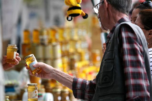 Românii insistă să cumpere miere toxică, judecând prost calităţile ei, se plâng producătorii