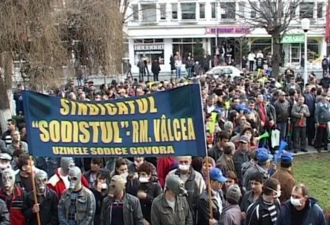 Angajaţii Uzinelor Sodice Govora, în grevă generală: 58 de salariaţi sunt în GREVA FOAMEI 