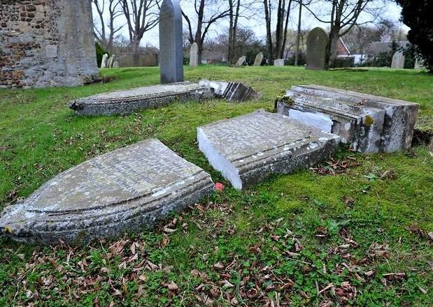 Un orăşel din Marea Britanie, ÎNGROZIT. Ce a găsit un bărbat într-un cimitir, în timp ce-şi plimba câinele