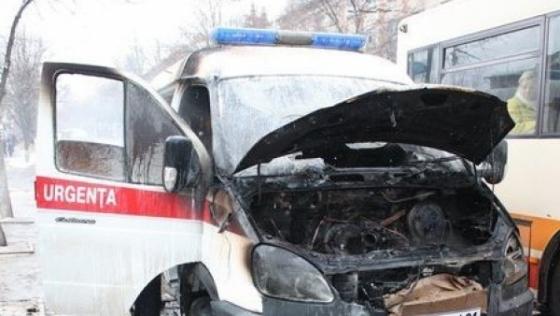 Panică la un spital din Braşov. O ambulanţă a luat foc în curtea unităţii medicale 