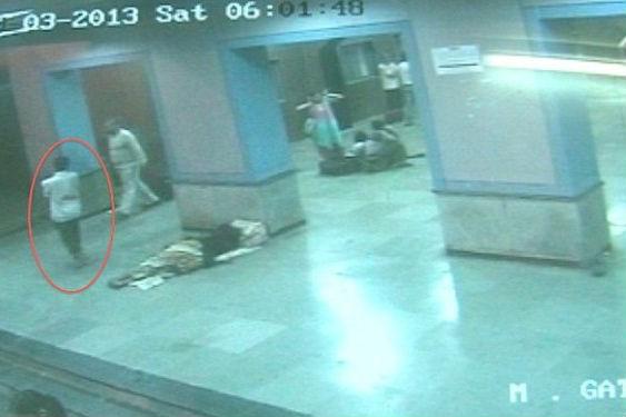 Scene INCREDIBILE în India: un bebeluş de două luni, răpit chiar de lângă mama sa (VIDEO)