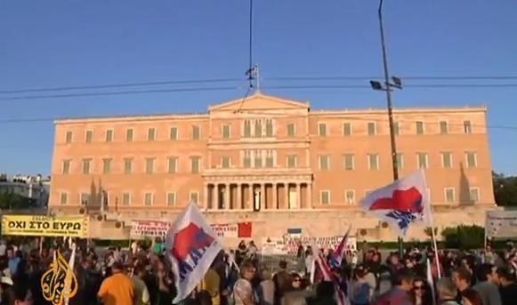 Noi măsuri de austeritate în Grecia, adoptate de Parlament. Sindicatele protestează faţă de restructurarea sectorului public (VIDEO)