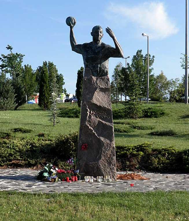 Preşedintele Ungariei a depus o coroană la statuia handbalistului Marian Cozma