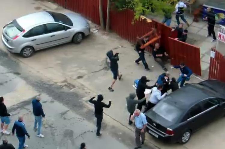 Suporterii violenţi de la derby-ul Rapid-Steaua, ridicaţi de poliţie şi duşi la audieri