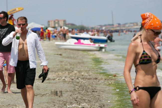 Peste 30.000 de turişti au ajuns deja pe litoralul românesc