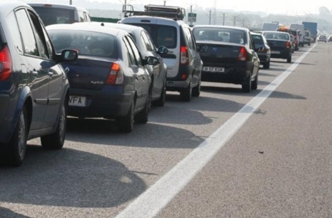 Trafic aglomerat de 1 Mai: Coloane de kilometri formate de maşinile în drum spre litoral sau spre munte