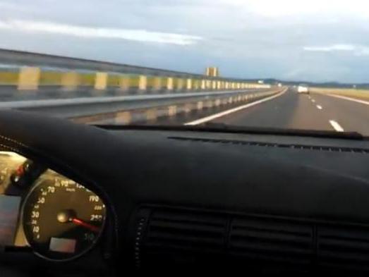 Şofer prins &quot;zburând&quot; cu 242 km/h pe Autostrada Soarelui