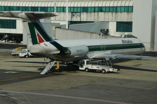 Sute de arestări la Alitalia pentru furt din bagaje