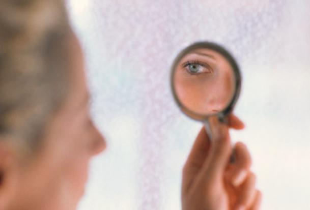 Oglindă, oglinjoară...Reacţia unei ANOREXICE când s-a văzut în oglindă, pentru prima dată după un an de zile