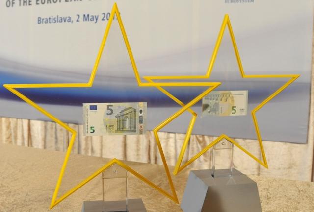 S-a lansat o nouă bancnotă de 5 euro. Mai greu de falsificat!