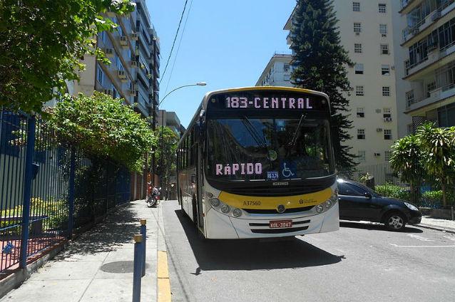 Viol şi jaf de 30 de minute într-un autobuz din Rio de Janeiro