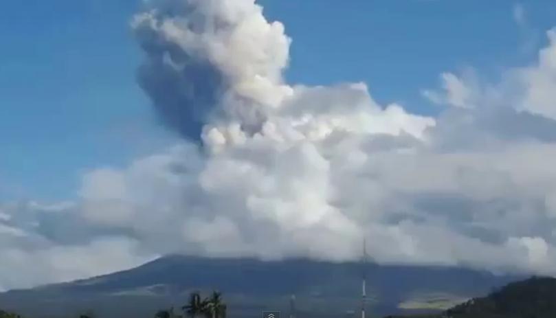 A ERUPT unul dintre cei mai activi vulcani filipinezi. Cinci persoane au murit, iar şapte au fost rănite (VIDEO)