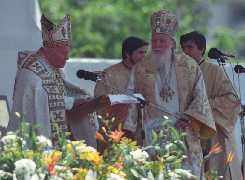 Papa Ioan Paul al II-lea, acum 14 ani: &quot;Cu profundă emoţie am sărutat pământul României...&quot;