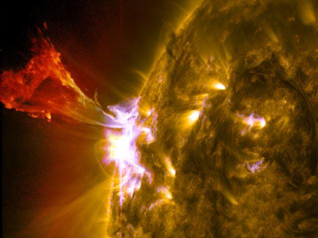 Imagini SPECTACULOASE: NASA a surprins o FLACĂRĂ SOLARĂ URIAŞĂ! Soarele, la apogeul perioadei sale de activitate (VIDEO)
