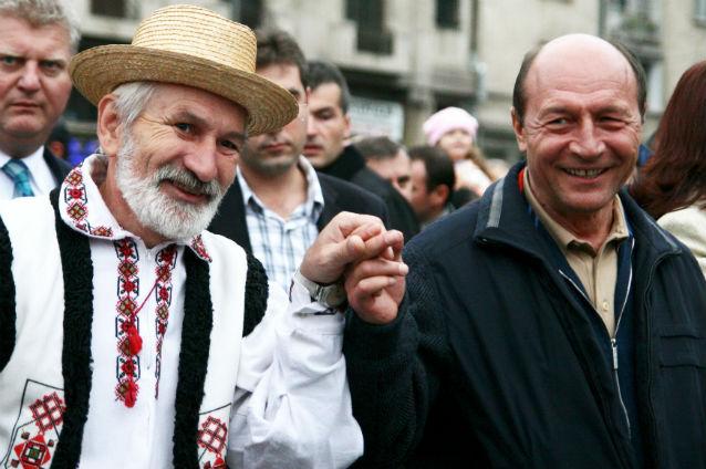 Preşedintele Traian Băsescu, printre miile de participanţi la o serbare câmpenească în comuna Peştera