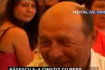 Băsescu, baie de mulţime în Constanţa: &quot;Domnule primar, nu putem să bem aici! Hai să mergem&quot; 