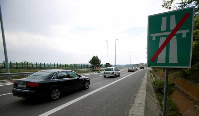 Taxe de drumuri prin SMS şi autostrăzi noi în 2016. Ministrul Şova propune celularul pentru taxele de autostradă