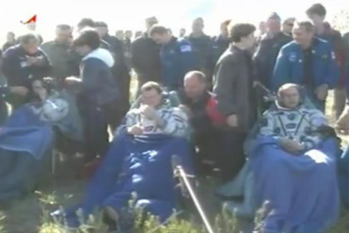 Chris Hadfield şi alţi doi astronauţi de pe Staţia Spaţială Internaţională au revenit pe Pământ (VIDEO)