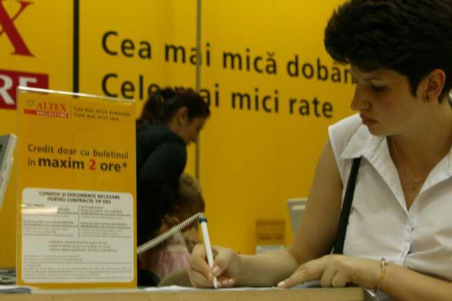 Românii rău platnici sunt furioşi pe bănci pentru datoriile acumulate şi îşi asumă într-o măsură foarte mică greşelile personale