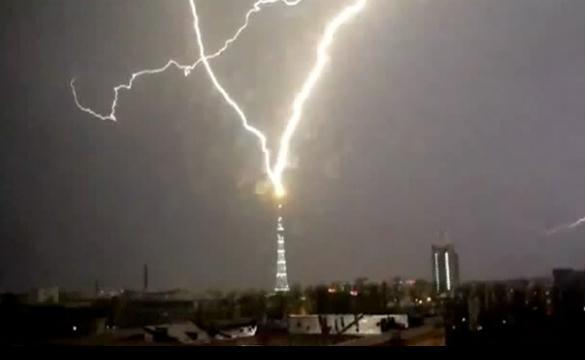 Imagini SPECTACULOASE: Momentul în care turnul televiziunii din Sankt Petersburg este lovit de fulger (VIDEO) 