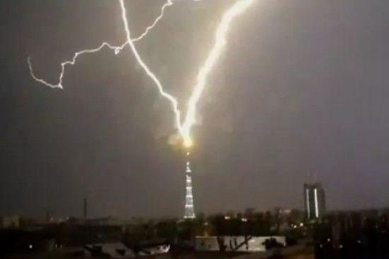 Turnul televiziunii din St. Petersburg, lovit de fulger! Postul şi-a întrerupt emisia câteva minute (VIDEO)