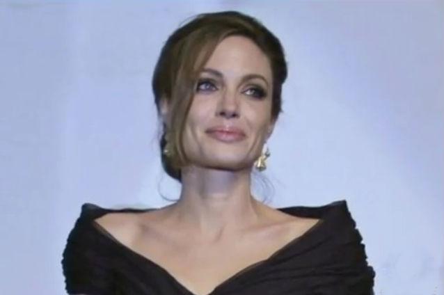 Mastectomia Angelinei Jolie le-a influenţat pe ucrainence, care se programează în masă la teste genetice