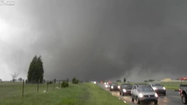 Puterea tornadei din Oklahoma, de 600 de ori mai mare decât a bombei de la Hiroshima! (VIDEO)