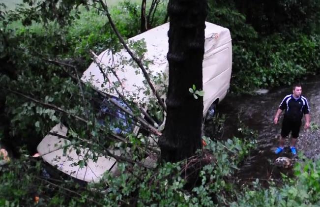 Accident grav în Hunedoara: Şase persoane au fost rănite, după ce un microbuz a căzut în râu (VIDEO)