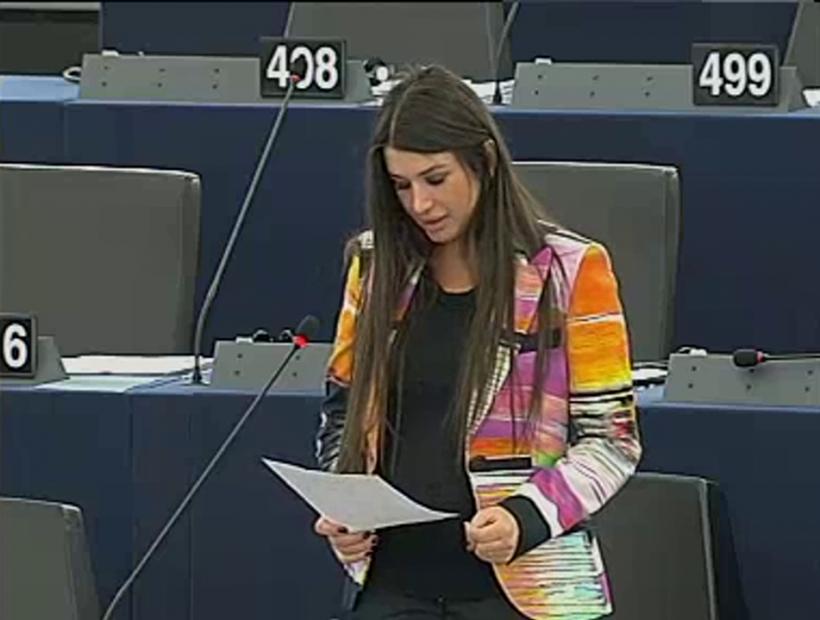 EBA a încercat să spună &quot;estimează&quot;, în Parlamentul European. Vezi ce-a ieşit (VIDEO)