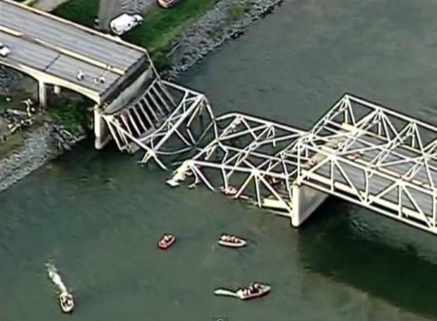 Pod rutier, PRĂBUŞIT în Washington. Mai multe maşini au căzut într-un râu (VIDEO)