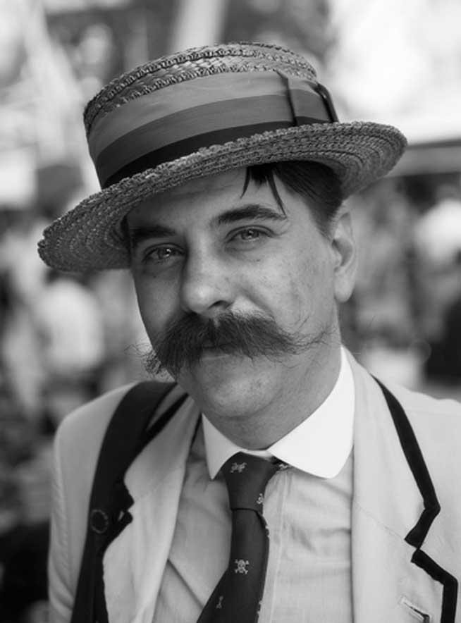 "Lumea este plină de frumuseţe, dar numai pentru cei care au ochi să o vadă!" 18453277