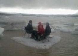 Cinci turişti americani, găsiţi plutind pe un gheţar în jurul unei mese de picnic