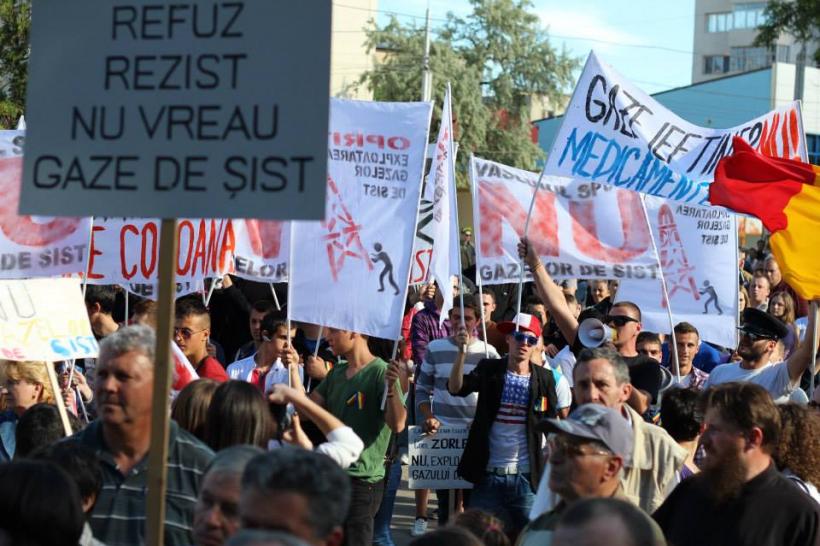 Bârlad: protest înghesuit împotriva gazelor de şist. 5.000 de oameni au protestat la Grădina Publică şi printre blocuri după ce Primăria nu a autorizat marşul prin oraş
