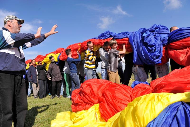 Tricolorul în Cartea Recordurilor. România are cel mai mare steag naţional din lume - FOTO 18453445