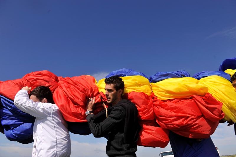 Tricolorul în Cartea Recordurilor. România are cel mai mare steag naţional din lume - FOTO 18453447