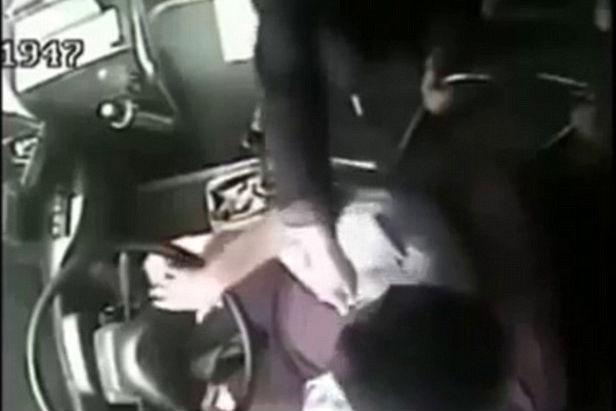 Un octogenar supărat pe şoferul unui autobuz a provocat un accident! (VIDEO INCREDIBIL)