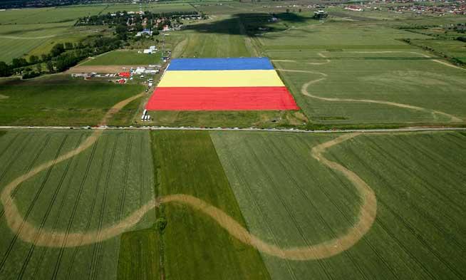 Steagul românesc de Cartea Recordurilor “înfăşoară” presa straină