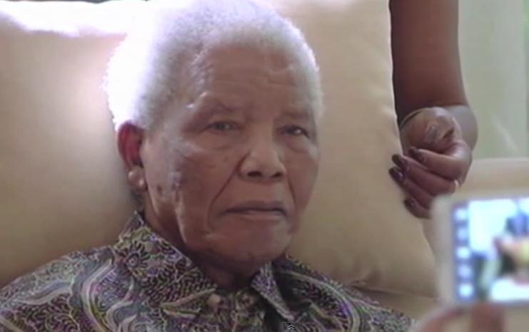 &quot;Doar mâinile mai vorbesc pentru el&quot;. Nelson Mandela abia mai vorbeşte şi comunică doar prin semne (VIDEO)