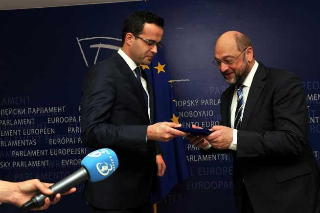 Mihai Gâdea i-a făcut cadou lui Martin Schulz o stea de pe drapelul UE realizat de Antena 3