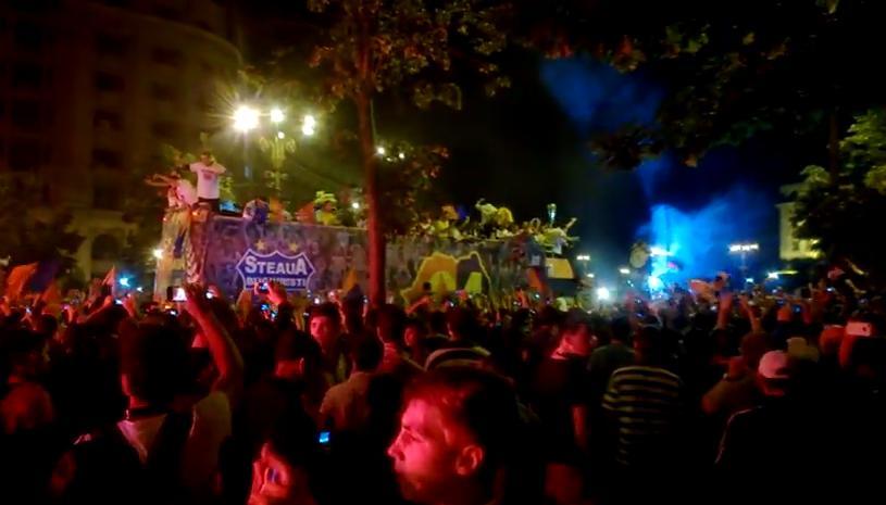 Steliştii au sărbătorit titlul de CAMPIOANĂ alături de suporteri, în Piaţa Constituţiei (VIDEO)