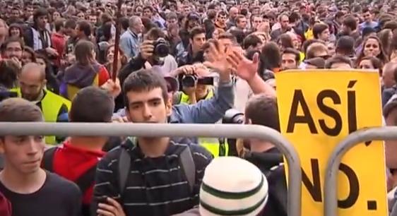 MANIFESTAŢII de amploare la Frankfurt: Mii de persoane protestează faţă de măsurile de austeritate (VIDEO)