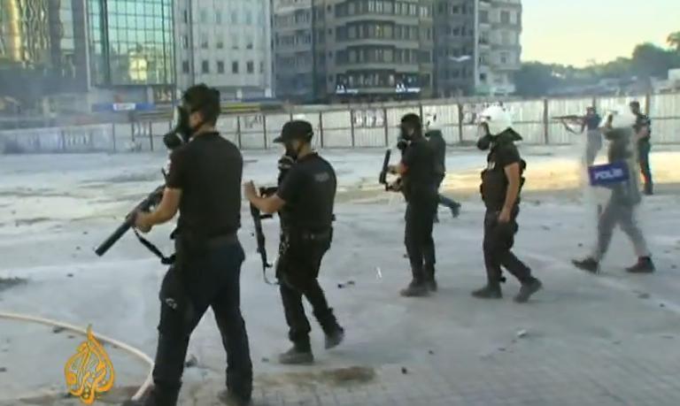 Proteste violente în Turcia pentru un parc. Forţele de ordine au folosit gaze lacrimogene, zeci de persoane au fost rănite (VIDEO)