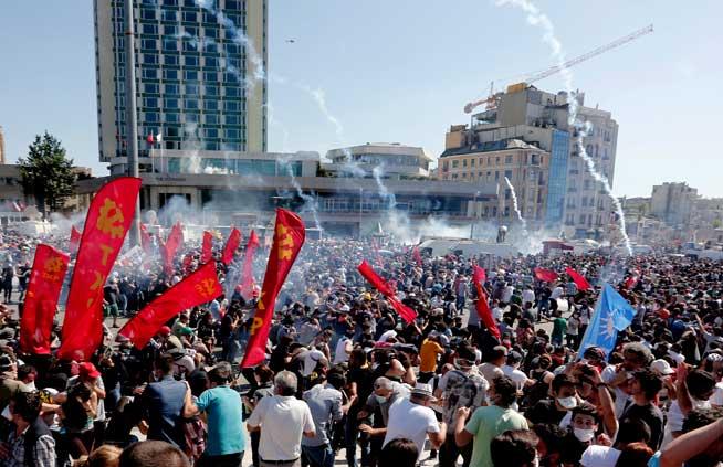 La Istanbul şi Ankara, manifestanţii continuă să sfideze Guvernul. Premierul acuză opoziţia