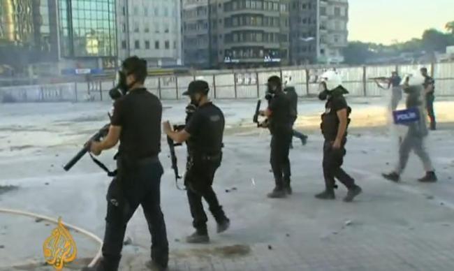 Poliţia turcă face uz de gaze lacrimogene contra manifestanţilor din Ankara. Gruparea Anonymous sare în ajutorul protestatarilor