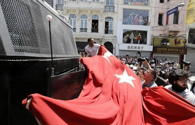 Premierul turc îşi vede de turneul prin Maghreb, protestatarii de acasă, de manifestaţii