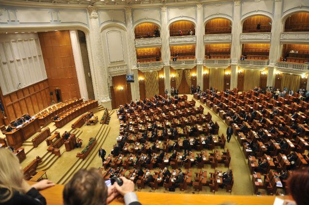 Proiectul de amnistie a deţinuţilor cu pedepse sub 4 ani a primit primul aviz în Camera Deputaţilor