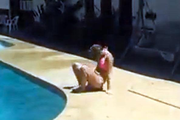 Ce a păţit o adolescentă care a încercat să sară în piscină de pe...casă (VIDEO) 
