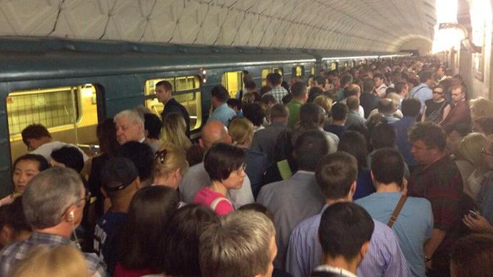 Incendiu la metroul din Moscova: Mii de oameni evacuaţi, 52 de răniţi, trenuri blocate în subteran (VIDEO)