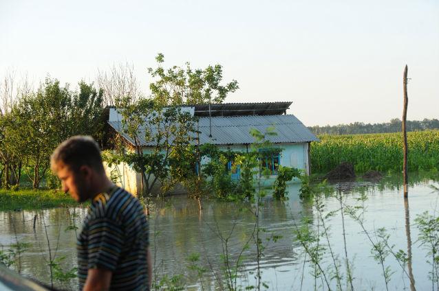 Sibiu: Peste 30 de case, 23 de hectare inundate, 4 poduri şi 5 podeţe avariate în două localităţi 