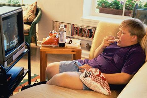 E oficial. Copiii care petrec mult timp în faţa televizorului consumă cu 50% mai multe băuturi gazoase dulci